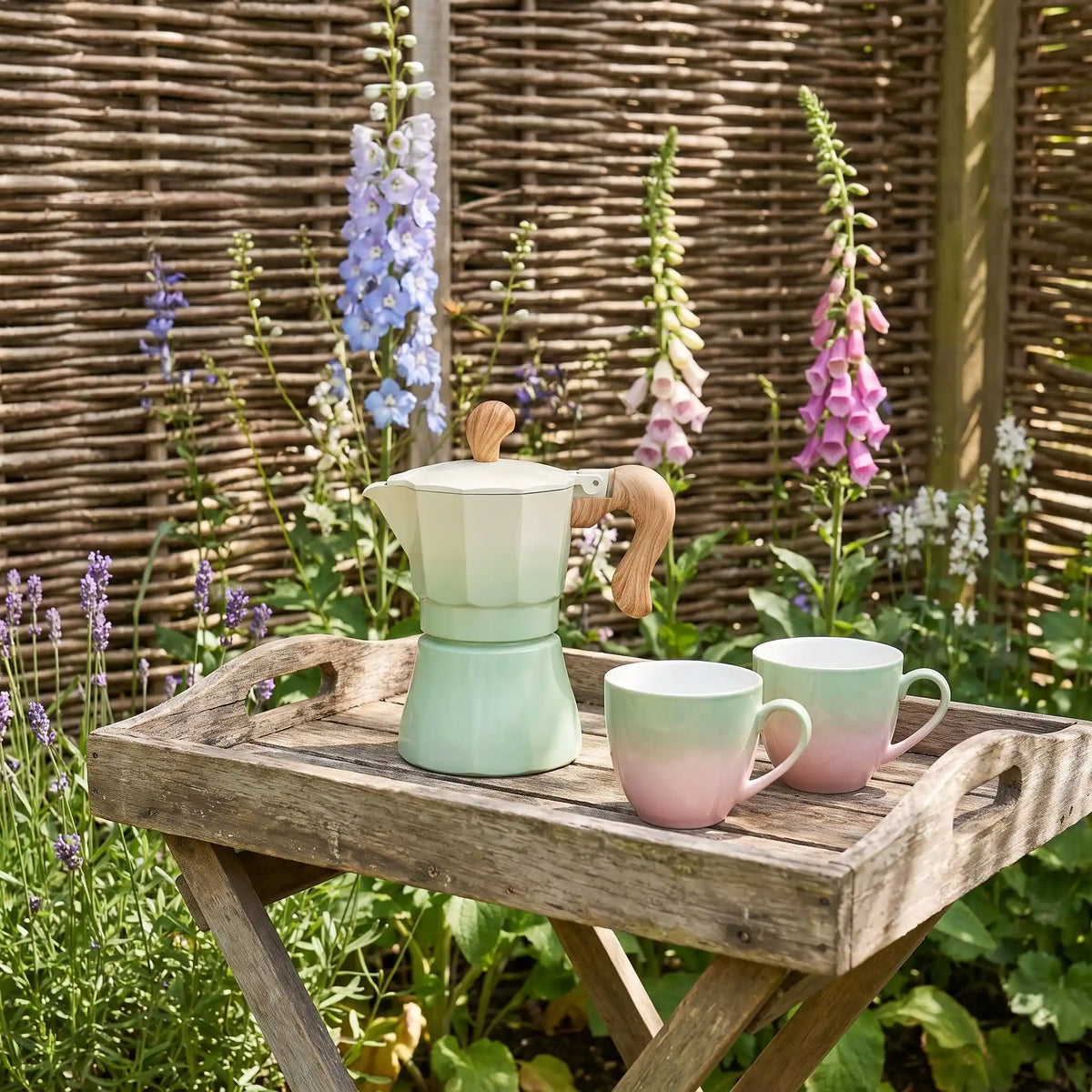 Cafetière italienne La Piccola verte sur cabaret champêtre.