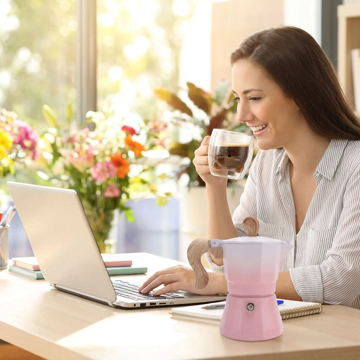 Cafetière italienne | La Piccola rose femme dégustant son espresso en travaillant.