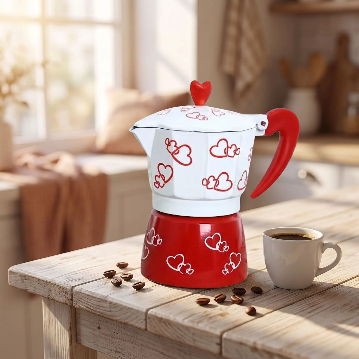 Cafetière italienne Romantica rouge et blanche à motifs de coeurs sur une table en bois