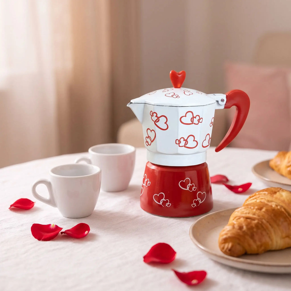 Cafetière italienne Romantica sur une table de petit-déjeuner avec des croissants