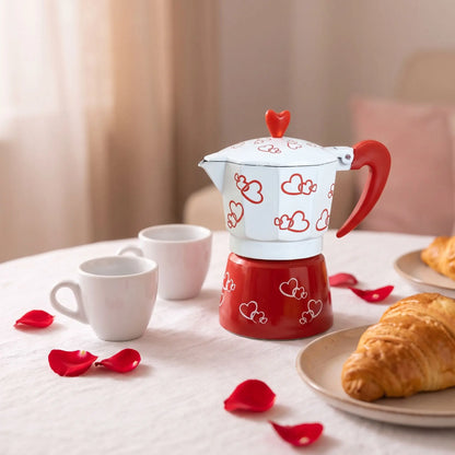 Cafetière italienne Romantica sur une table de petit-déjeuner avec des croissants