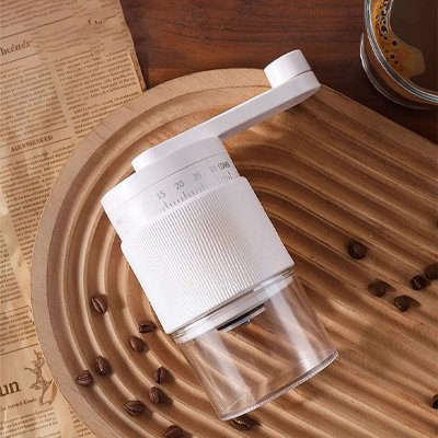 Design épuré du moulin a café | Le 35 blanc sur plateau de présentation.