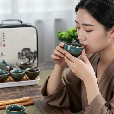 Femme entrain de déguster son Oolong avec son Service à Thé - TravelKungFuSet™ 