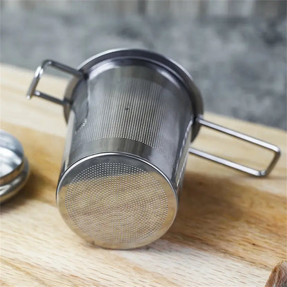 Gros plan sur le dessous de l'Infuseur à Thé | Poignées Doubles couché sur un comptoir en bois