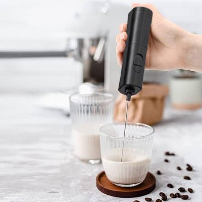 Gros plan sur le mousseur a lait | Crémeux Express créant une émulsion parfaite dans un verre de lait froid.