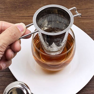 Infuseur à thé en inox 304 grade alimentaire au-dessus d'un verre à thé
