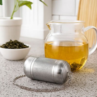 Infuseur à thé hydro-plongeur couché sur comptoir