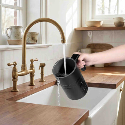 Lait mousseur Barista électrique femme rinçant l'intérieur du  mousseur au robinet