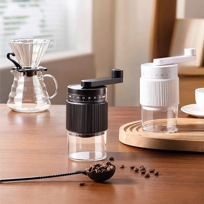 Le moulin a café | Le 35 accompagné de grains et d'accessoires de préparation.