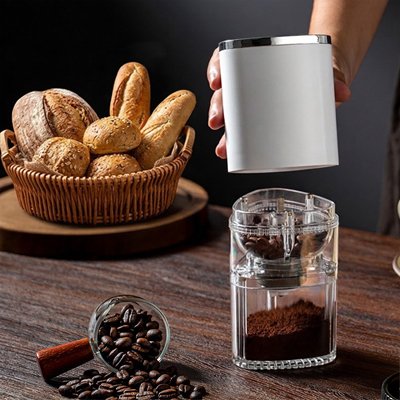 Moulin café blanc| Le Trilobe, grains de café prêt pour le broyage.