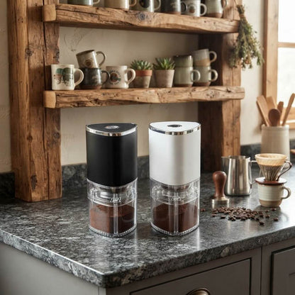 Moulin café Le Trilobe déposé sur comptoir en granit deux couleurs de disponibles