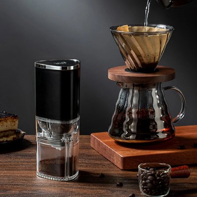 Moulin café noir | Le Trilobe mouture en infusion dans carafe en verre .