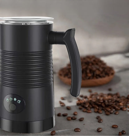 Mousseur à lait électrique | Mousséat posé à côté de grains de café.