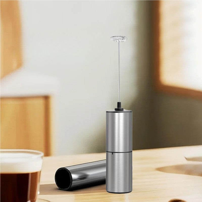 Mousseur a lait | Le Pulsar en acier inoxydable avec son capot de protection sur une table en bois.