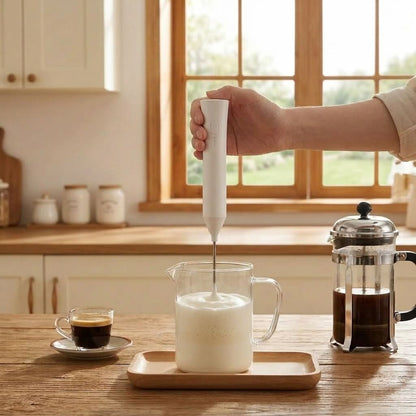 Mousseur lait Rapido entrain de faire mousse onctueuse dans tasse en verre cafetière à piston à proximité