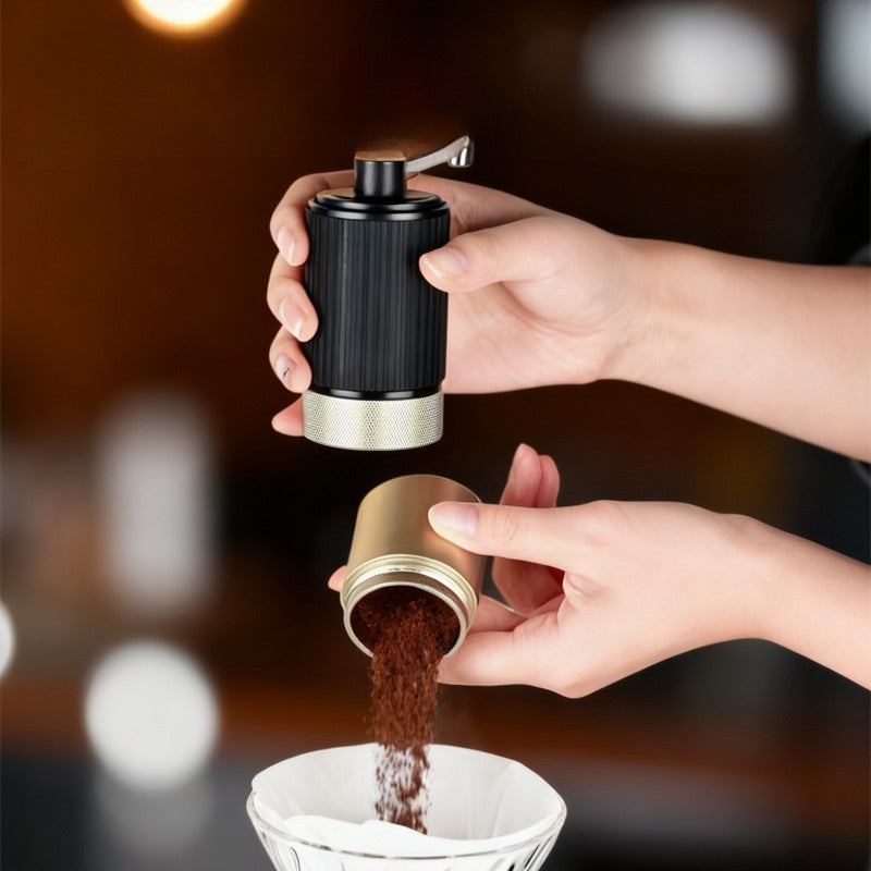 Mouture du moulin à café manuel | Le 38 prête pour infusion.