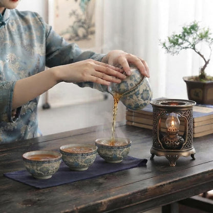 Service à thé Lotus une personne verse du thé dans l'une des tasses du service en céramique