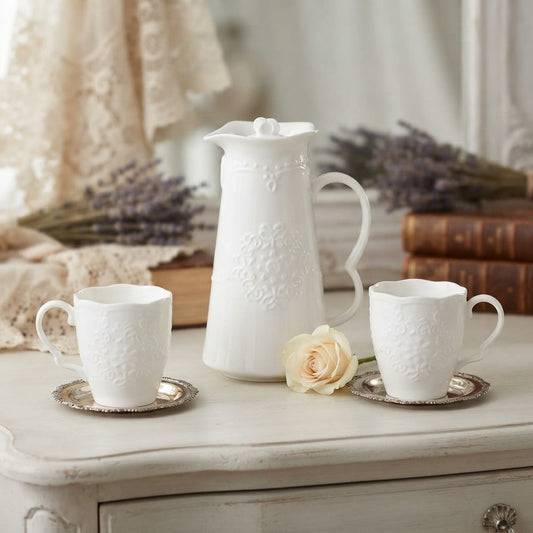Service à thé WhiteEmbossTea deux tasses et une théière sur un bureau blanc