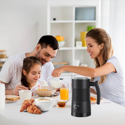 Une famille prend son petit-déjeuner sur table où est posé le Mousseur à lait électrique | Mousséat. 