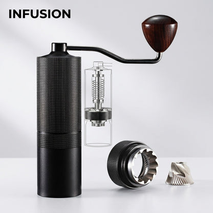 Vue éclatée du moulin a cafe | Le Pommeau en aluminium noir, montrant son mécanisme interne, ses meules coniques en acier 420 et sa poignée ergonomique en bois.